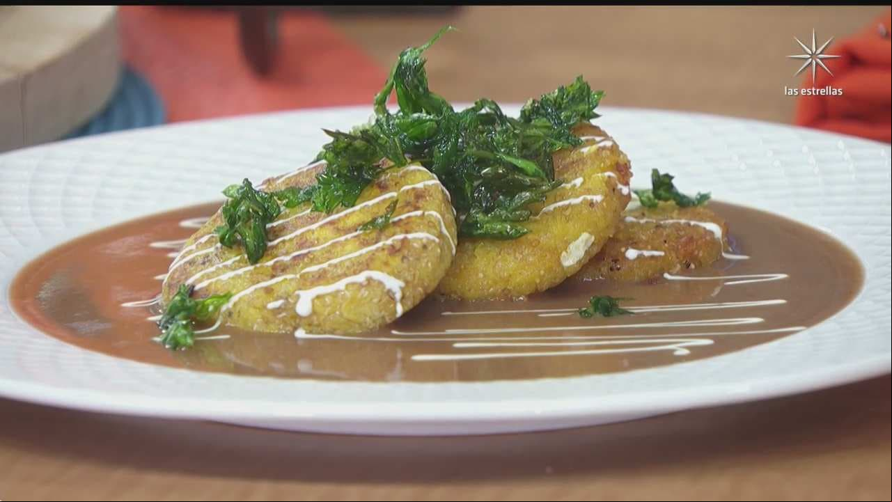 RECETA: Tortitas de plátano macho y amaranto, rellenas de quesillo en salsa de frijol