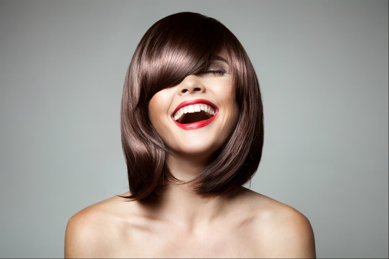Long bob: El cabello más corto debe de ir a la altura del hombro y nunca por encima de la barbilla. Utiliza este corte con el cabello lacio, de lo contrario el efecto sería otro.