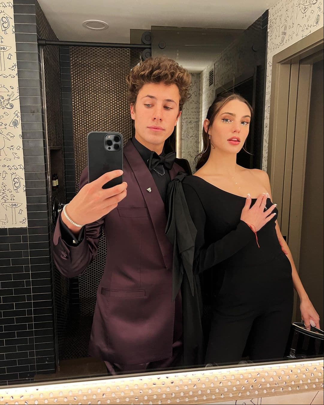 ¿Quién es la Máscara?: Juanpa Zurita asiste a los Emmy Internacional acompañado de Macarena Achaga