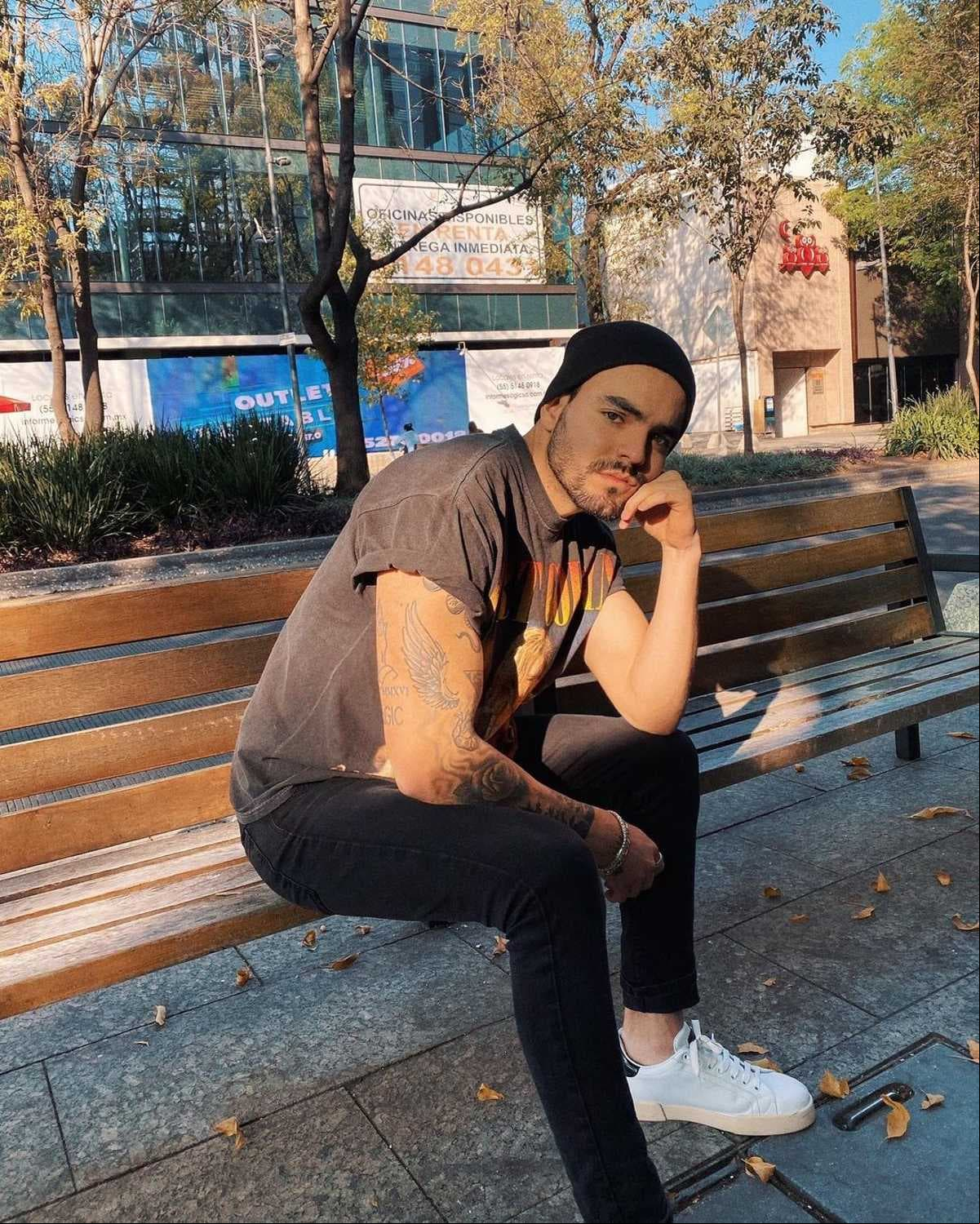 “Cuando mi mamá nos regañaba y decía que no nos podíamos pelear porque éramos hermanos, lo venimos entendiendo arriba de un escenario. Confiar en que tu mano siempre estará ahí, mientras mi vida se ponga de cabeza como en muchas cargadas (…) Gracias por ser la mejor pareja de hermanos. Gracias por regalarme los mejores 4 meses de mi vida (…) Te amo mi mitad de aguacate”, le escribió el actor a su hermana.