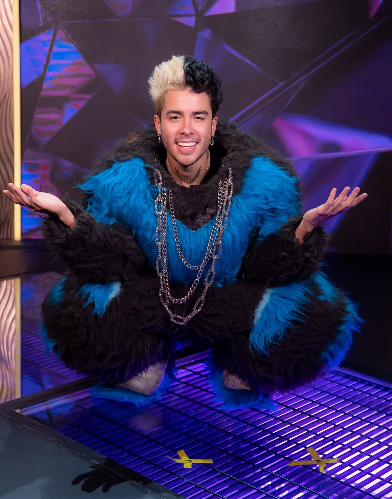 Mario Bautista reapareció en el programa luciendo su nuevo cambio de look en el que se muestra la dualidad con la que vive en este momento. El cantante fue Cebra y siempre llenó de energía sus presentaciones.