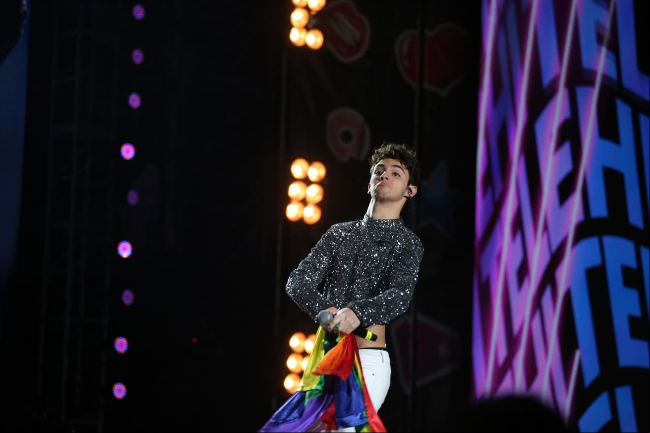 Joaquín Bondoni tomó con orgullo la bandera multicolor de la comunidad LGBTTTIQ+.
