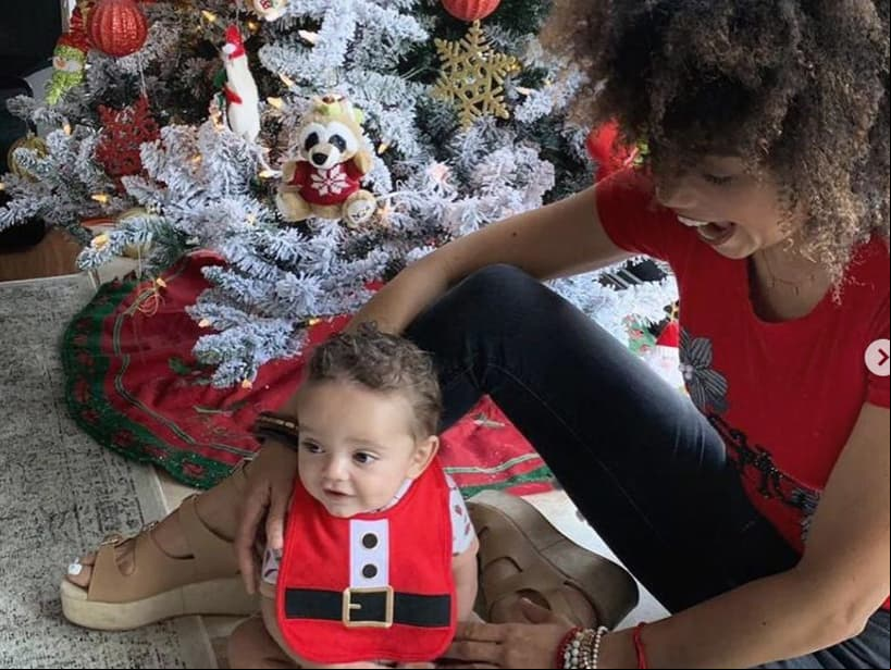 Junto al pequeño Tadeo, Brenda Kellerman mostró un poco de la decoración navideña de su hogar.