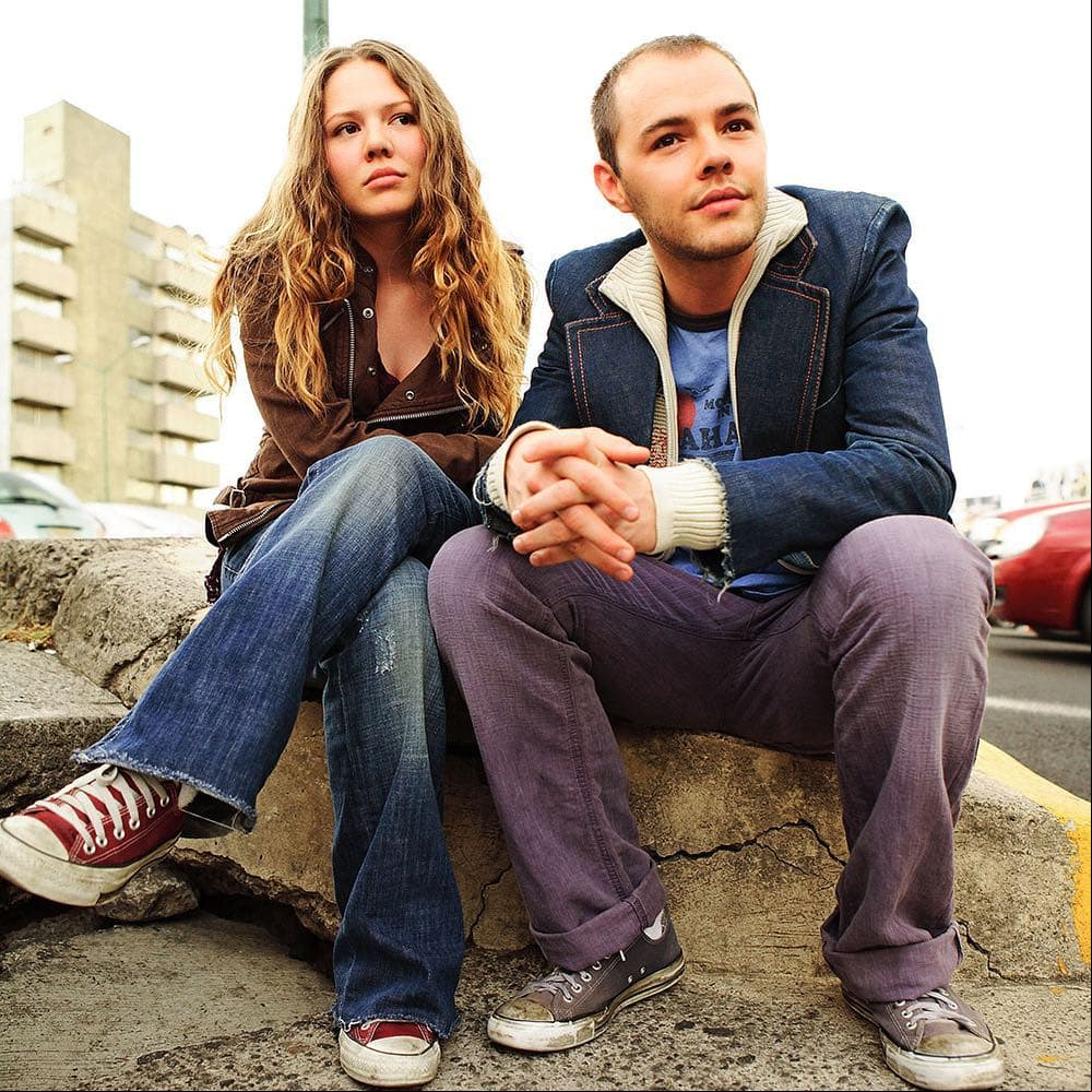 Tras este exitoso tema, los hermanos grabaron su primer disco de estudio en 2005, el cual fue titulado “Esta es mi vida”. Posteriormente llegó “Electricidad” (2009), “¿Con quién se queda el perro?” (2011) y “Un besito más” (2015).