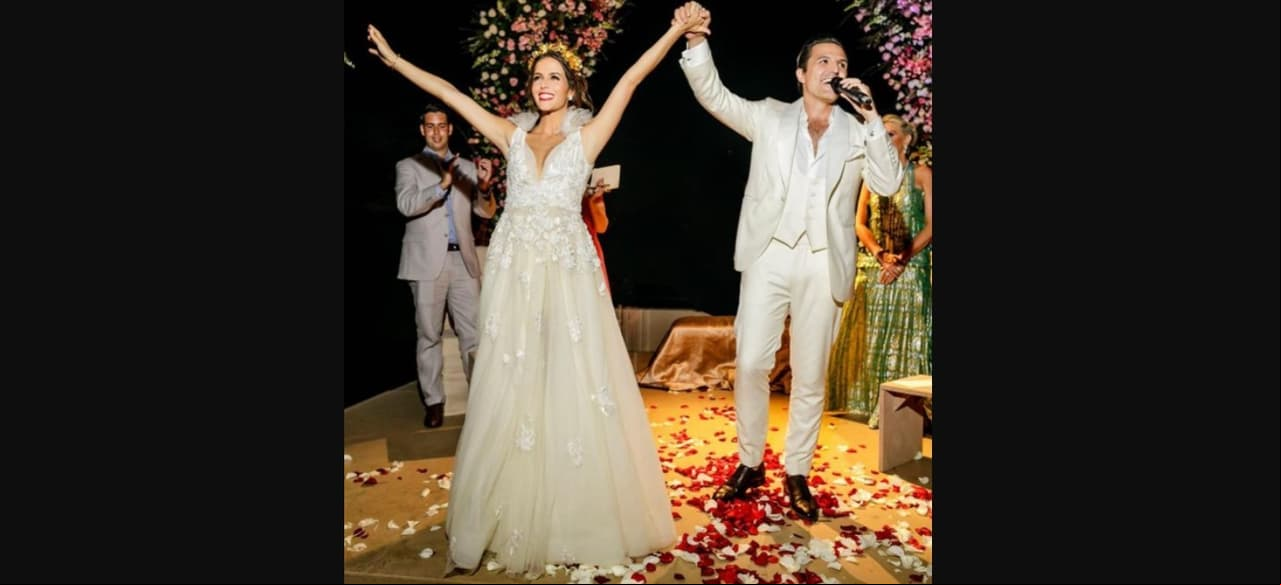 En mayo de 2018, Claudia Álvarez se casó con Billy Rovzar en una elegante boda en Punta Mita, Nayarit. El espectacular vestido de novia de la actriz contó con plumas, encaje, falda de tul y un pronunciado escote, creación de Alexia Ulibarri.