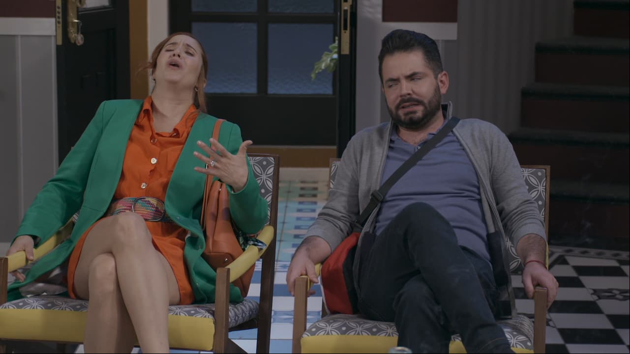 Sam y Nico le hacen creer a Delia que se sienten muy mal gracias a un embrujo y abandonarán la casa.