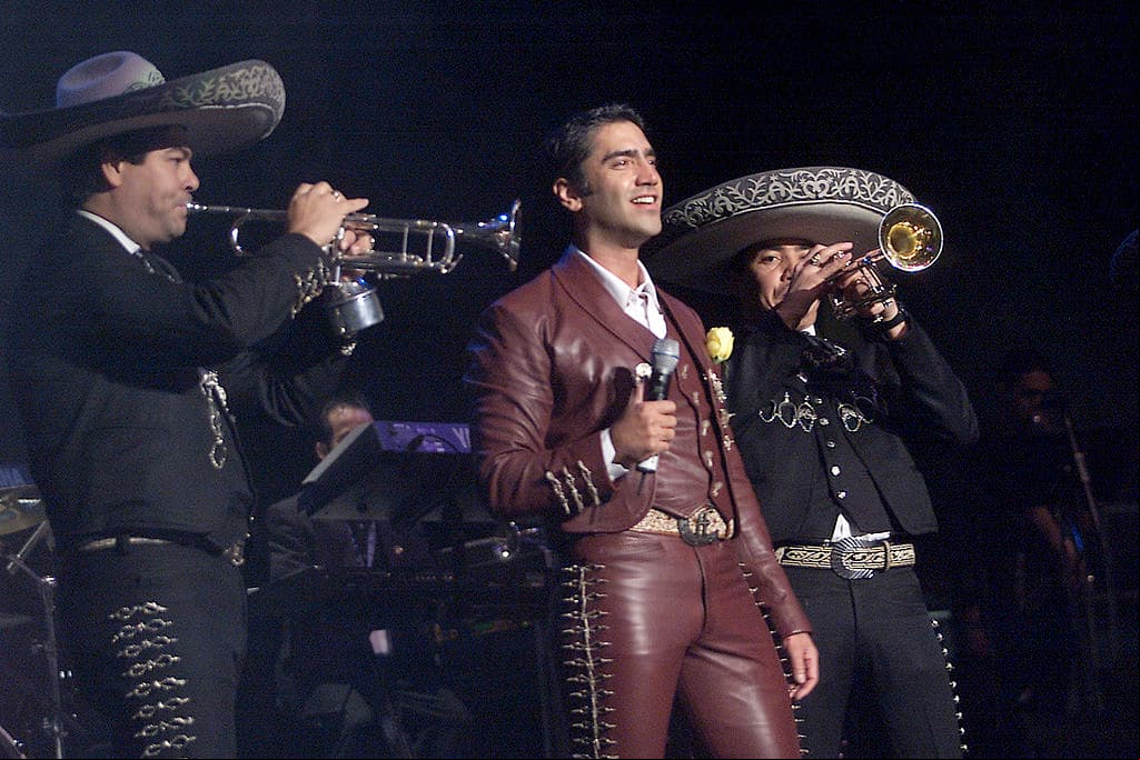 En 2001, Alejandro Fernández volvió a hacer una magistral unión con el mariachi, por lo que lanzó el álbum ‘Orígenes’, del que de desprenden grandes éxitos como: “Tantita Pena” y “Si Tú No Vuelves”. El sonido del intérprete evolucionó al lograr un equilibrio entre esa música tradicional y la tendencia pop.
