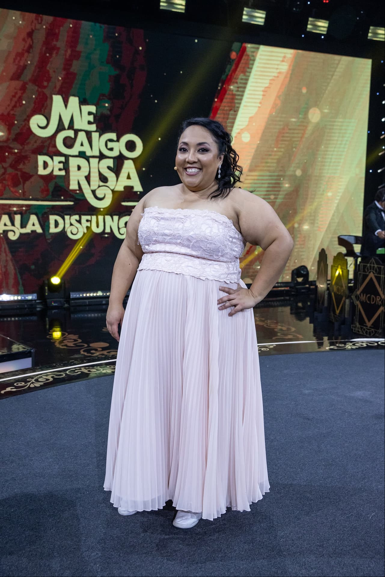 Michelle Rodríguez lució un vestido en tonos pastel en tono morado, la actriz usó una prenda con telas ligeras ideales para esta primavera-verano.
