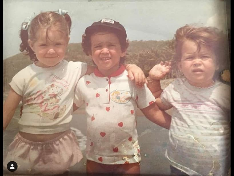 En compañía de María Contreras y Sofía Van Hoorde, Jacky posó a la orilla de la playa y sus seguidores tardaron en identificar cuál de las niñas era ella.