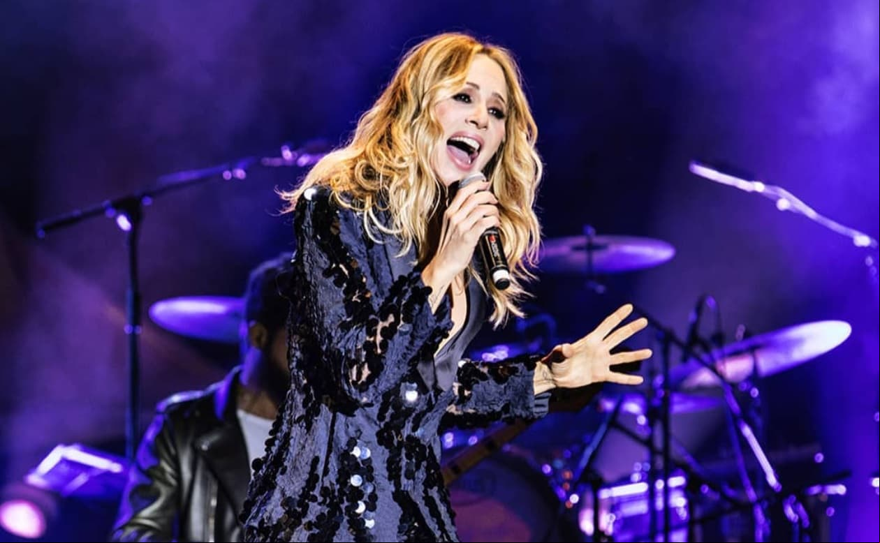Marta Sánchez termina topless a medio concierto