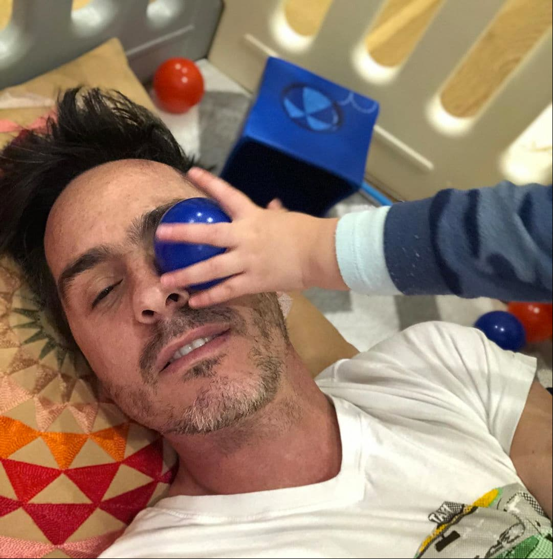 Mientras que el 29 de marzo, con el sentido del humor que lo caracteriza, Mauricio aparece con una bola de plástico en el ojo, colocada por Kailani, con el texto: “Día #... ya perdí la cuenta y casi un ojo. #QuédateEnCasa #Cuarentena”, a lo Aislinn respondió: “exacto”, con diversos emojis de risas y corazones.