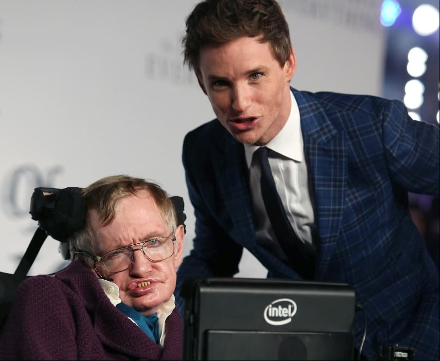 Eddie Redmayne con Stephen Hawking en la premiere de 'La teoría del Todo'