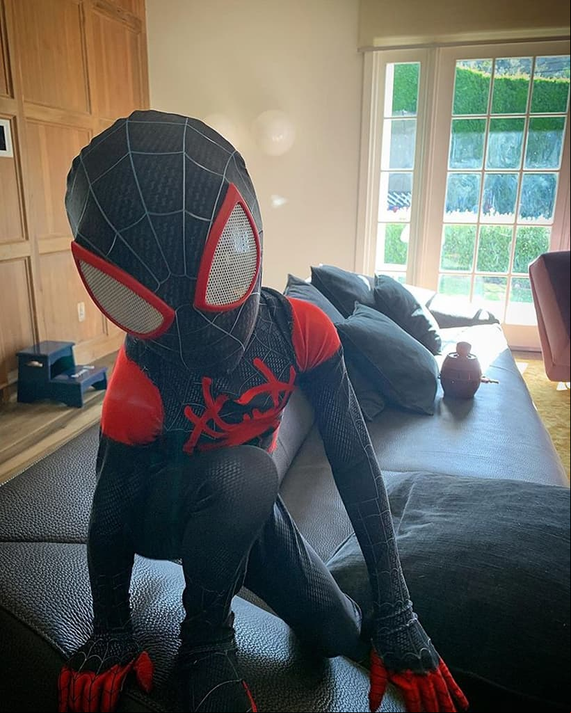 Zoe Saldana, la estrella de ‘Guardianes de la galaxia’, compartió una imagen de su hijo disfrazado de ‘Miles Morales’, el protagonista de la cinta animada ‘Spider-Man: Un nuevo universo’.
