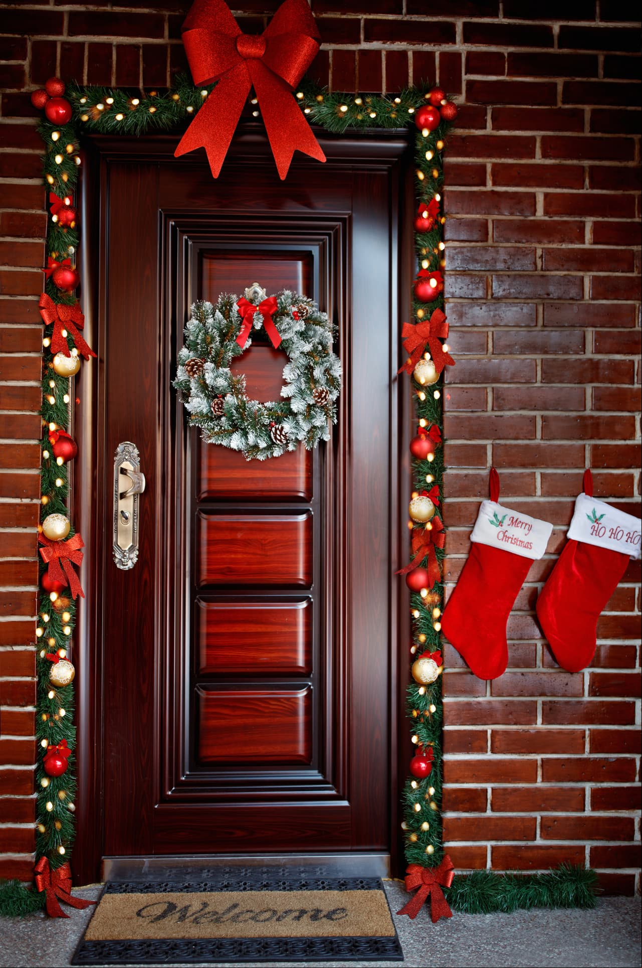Decora tu puerta con este sencillo adorno navideño