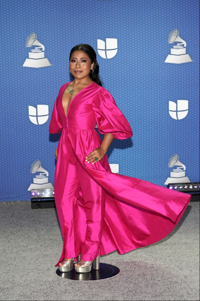 Yaritza Aparicio hace su debut como conductora de este evento y para ello tenía que lucir a la altura al aparecer con un vestido elegido por la reconocida estilista Sophie Lopez, quien tiene para la mexicana creaciones de diseñadores latinoamericanos.
