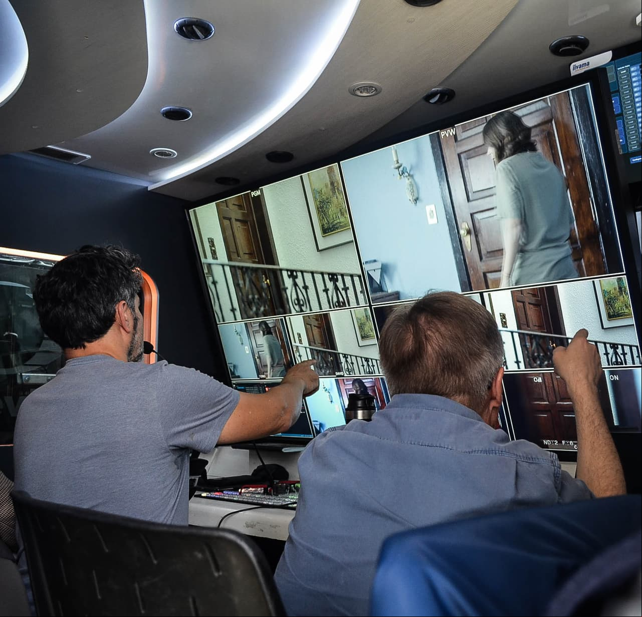 Mientras el elenco graba sus escenas, el equipo de producción supervisa que todo salga a la perfección.