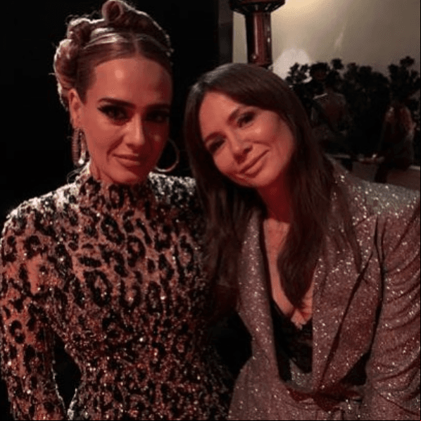 Adele ha sorprendido a sus fans desde diciembre de 2020 al lucir muy delgada en diversas fotografías. Ahora, la cantante aparece en una nueva fotografía junto a la conductora polaca, Kinga Rusin. En la imagen, la cantante porta un ceñido vestido que revela la cintura que ha obtenido después de su drástica pérdida de peso.