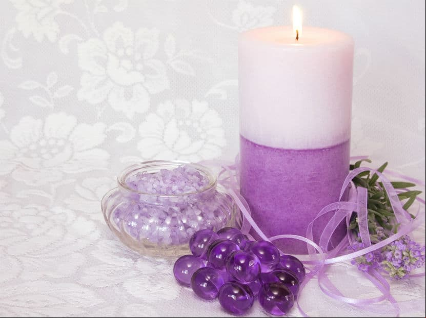 Mamá Géminis. Una vela con fragancia de lavanda será muy útil para relajarse mientras lee un libro.