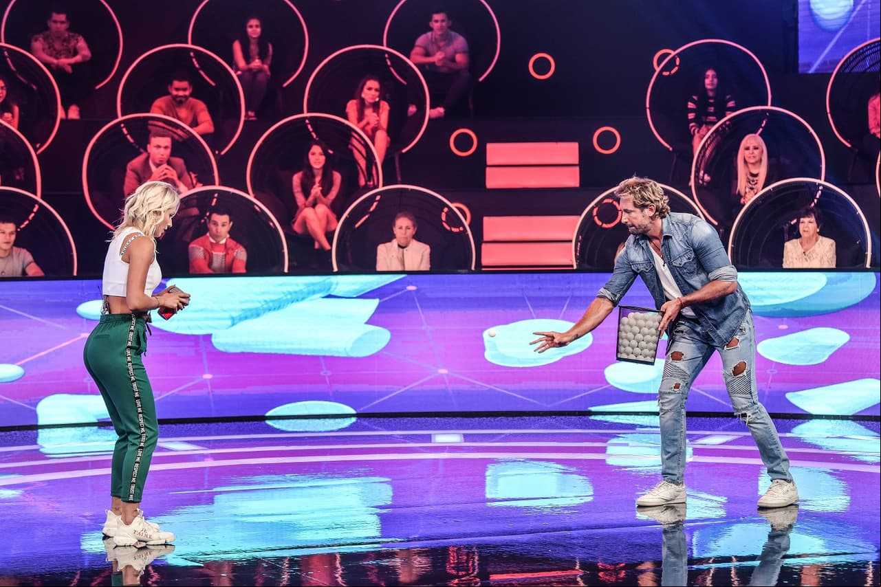 En el juego de los ‘Vasos desequilibrados’, la pareja demostró tener una gran comunicación y precisión.