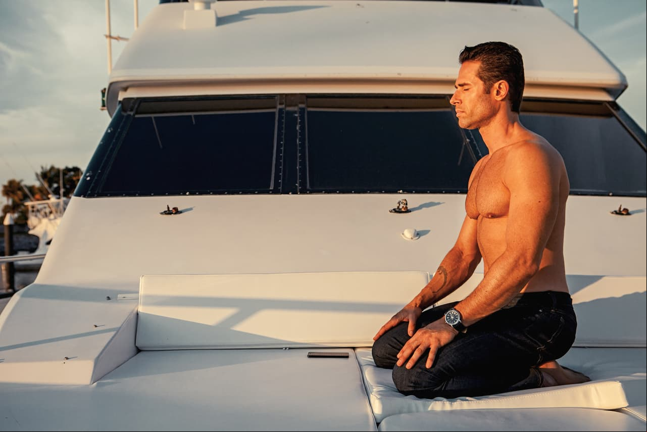 Sebastián no solo hace ejercicio extremo, también es fan de meditar frente al sol.
<br>
<br>
<i>'El Dragón', gran estreno 4 de mayo a las 9:30 pm. con Las Estrellas.</i>