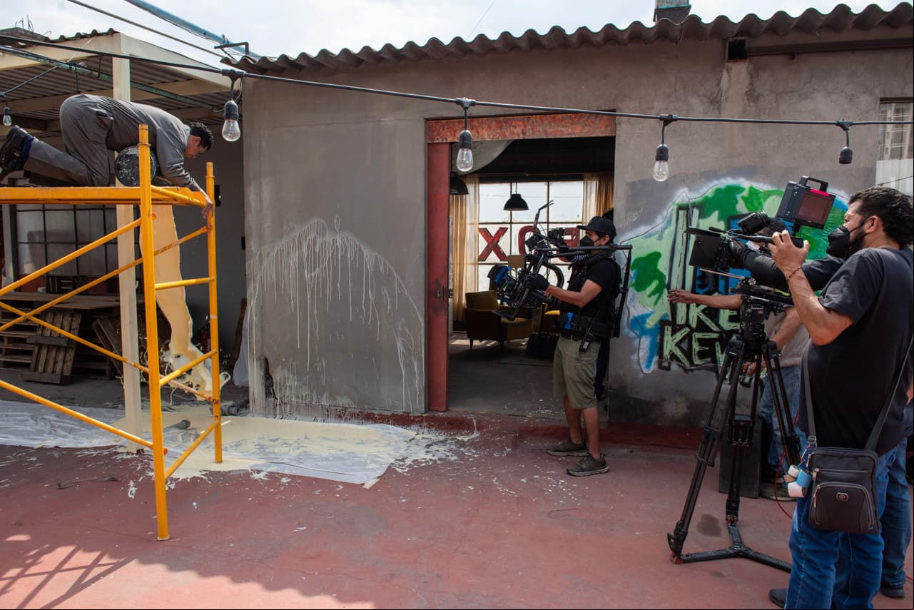 En esta escena puedes ver al equipo de producción preparándose para grabar el percance que sufre Mariana.