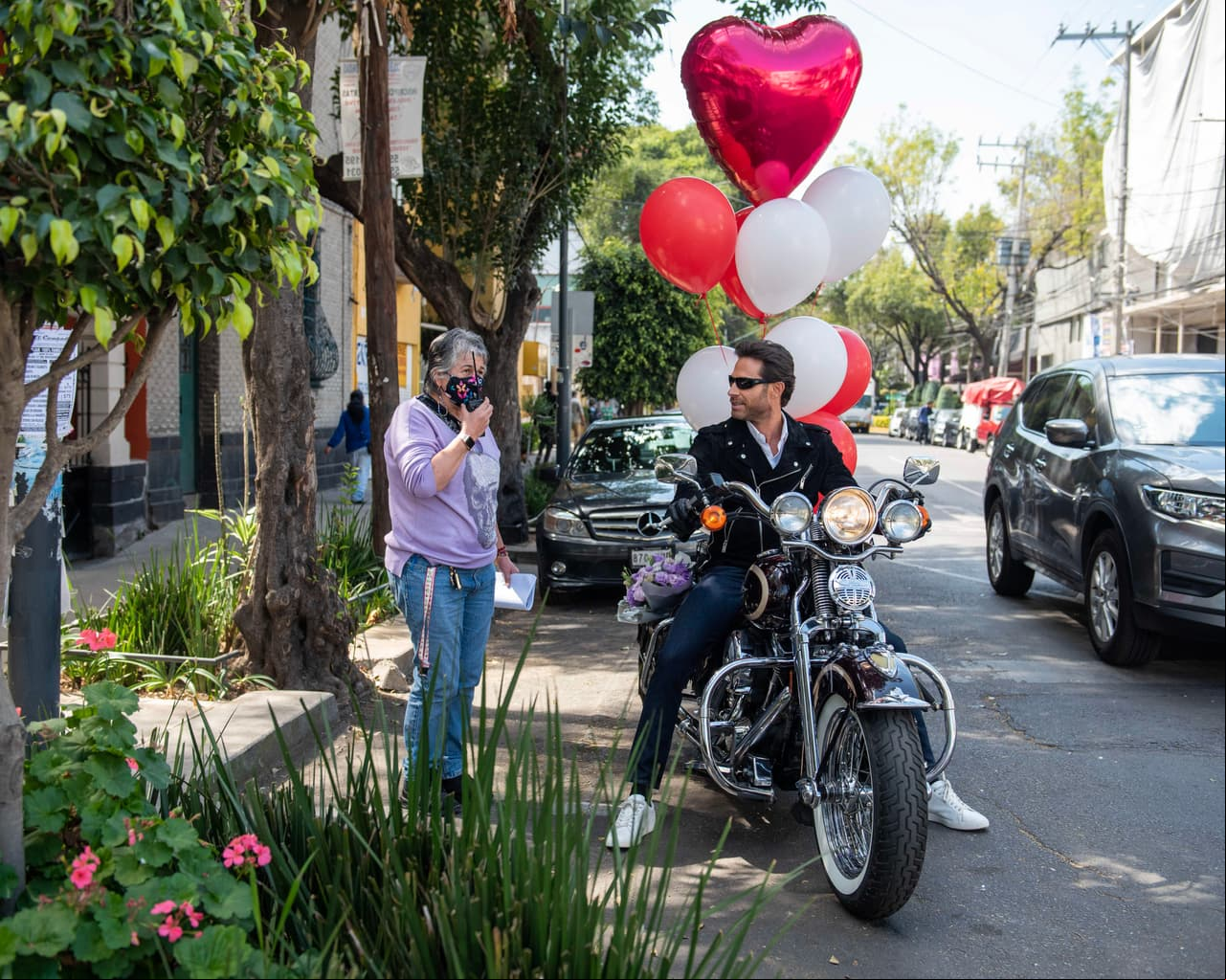 El actor recibe indicaciones del equipo de producción para realizar las escenas en moto.
