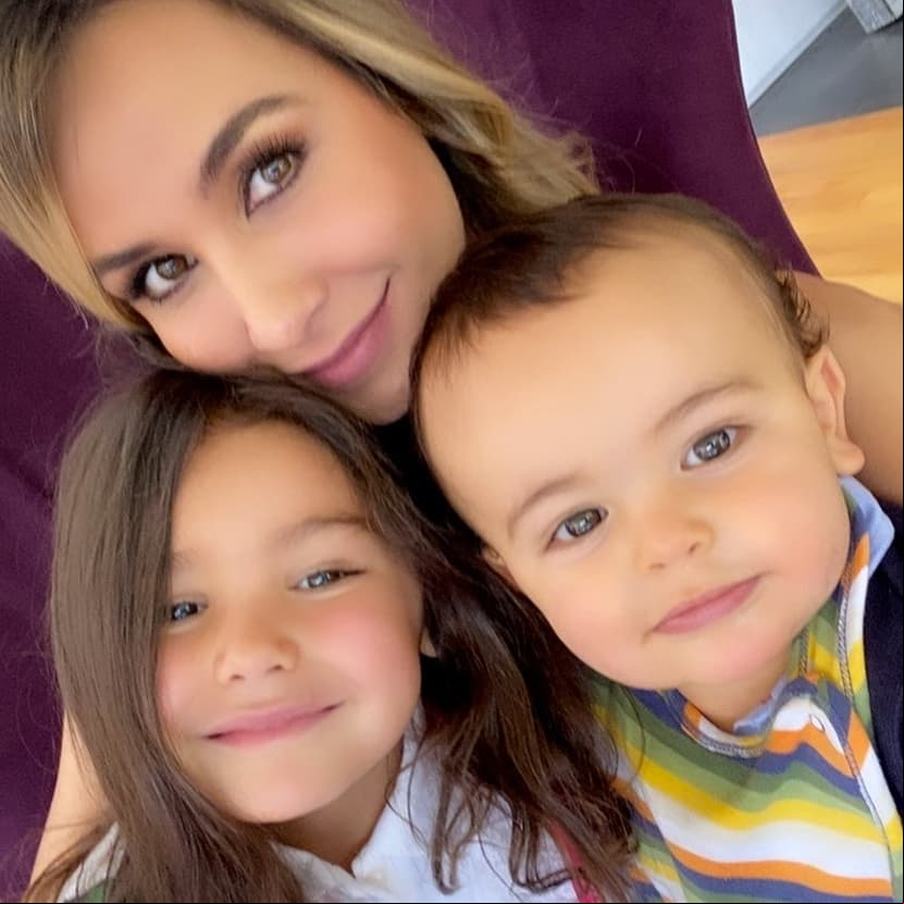 El 22 de abril, Odalys subió una selfie en compañía de Rocco y Gia, consiguiendo más de 54 mil likes, además de Patricio recalcó el gran parecido que existe entre ellos al decir: “los 3 iguales!!”, además de colocar emojis de corazones.