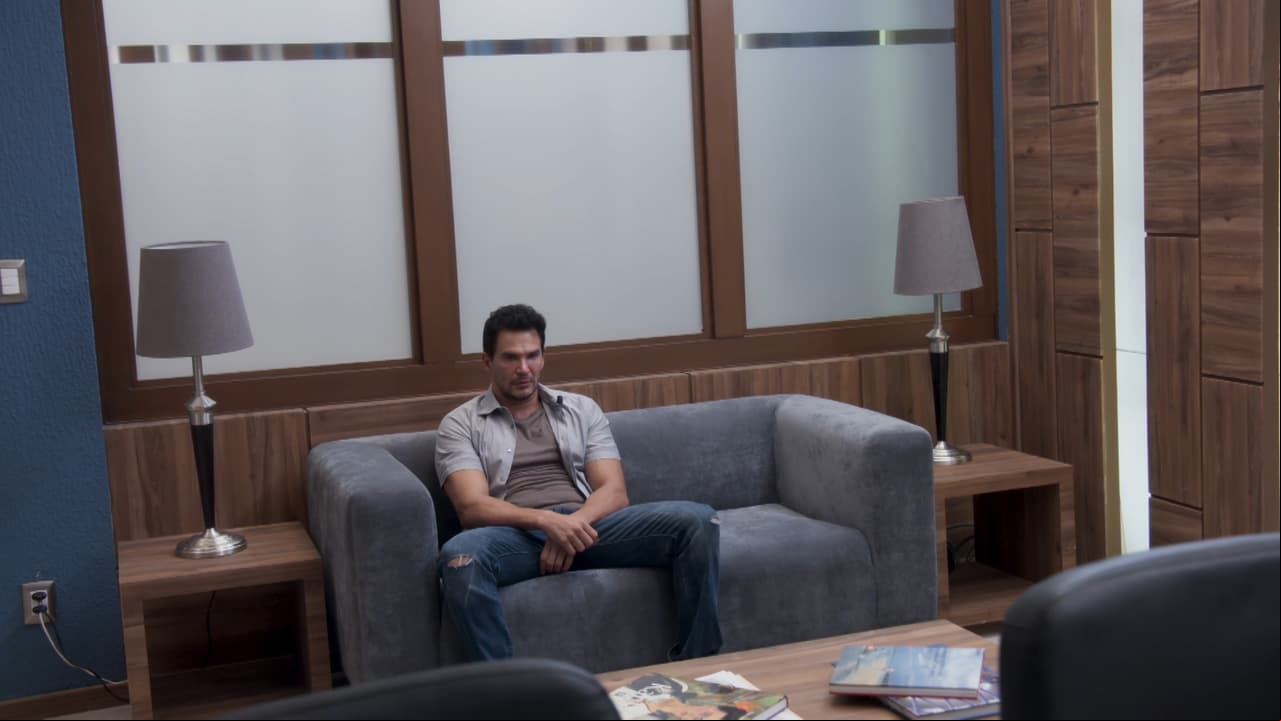 Horas después, Aníbal toma la decisión de esperar al doctor Lara en su consultorio.