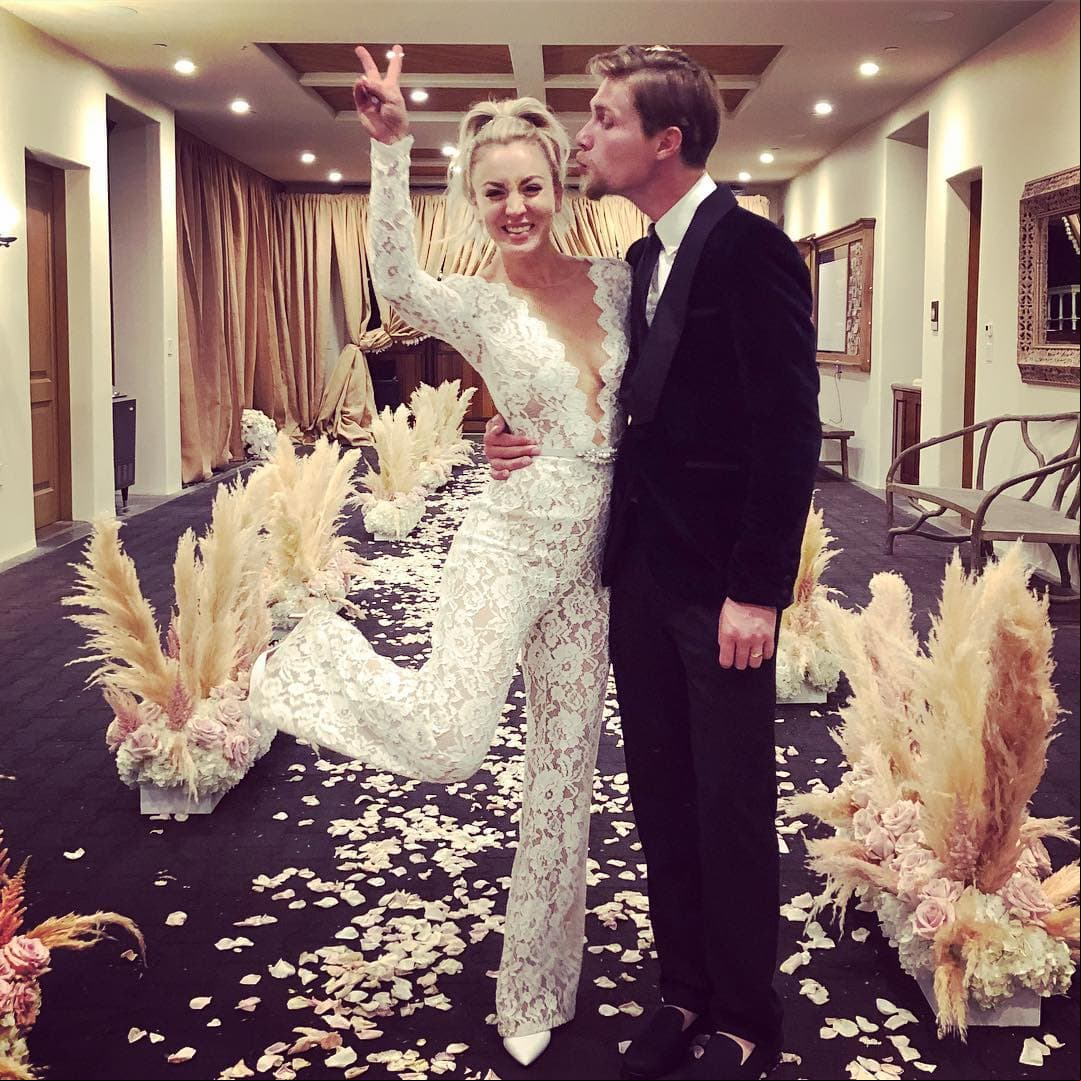 Kaley Cuoco se casó con Karl Cook