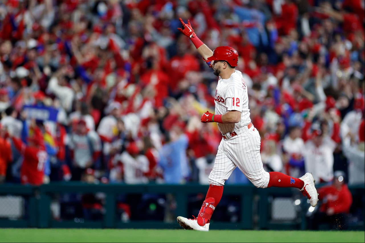 Philadelphia Phillies se llevó el tercer juego de la Serie Mundial para tomar ventaja de 2-1 sobre Houston Astros, que tuvo a José Urquidy en la lomita.