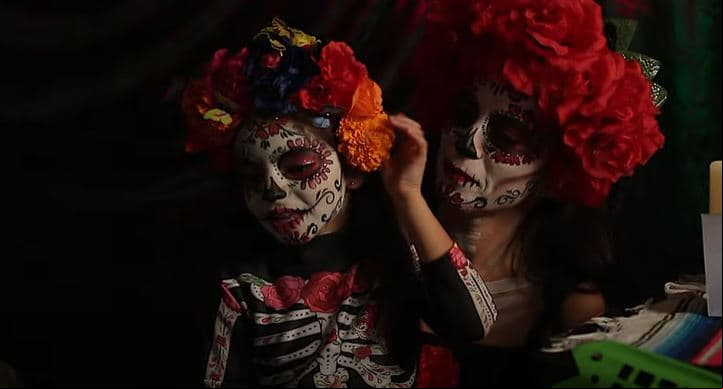 Sin duda, una de las favoritas es Aitana Derbez, quien, en un video compartido por su mamá Alessandra Rosaldo en YouTube, se dejó ver como toda una Catrina, desatando infinidad de elogios.