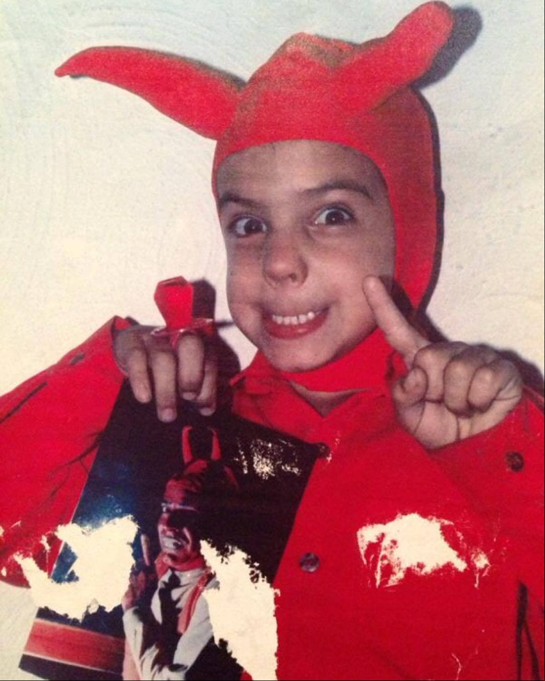 Vadhir Derbez heredó la vena artística de sus padres Eugenio Derbez y Silvana Prince, por lo que a la edad de seis años comenzó su carrera como actor en ‘Derbez en cuando’; después fue ‘Niño mosca’ en ‘Tatiana’ y en el 2000 trabajó en ‘En familia con Chabelo’.