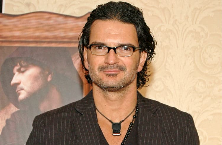 Ricardo Arjona sorprende a una niña con cáncer
