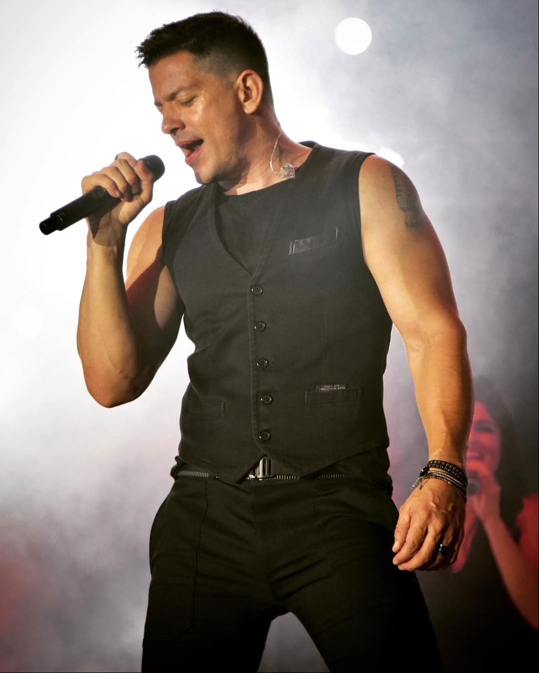 Yahir recurrió al productor colombiano Andrés Castro para que se renovara musicalmente y le diera un toque fresco.