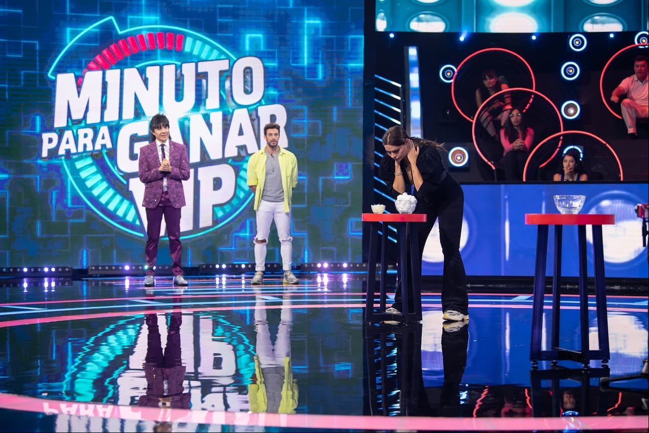 Otro de los retos a los que se enfrentó la titular del programa Hoy fue ‘Nariz de algodón’, que consistió en pasar 5 bolitas de algodón de un extremo al otro con la ayuda de crema.
