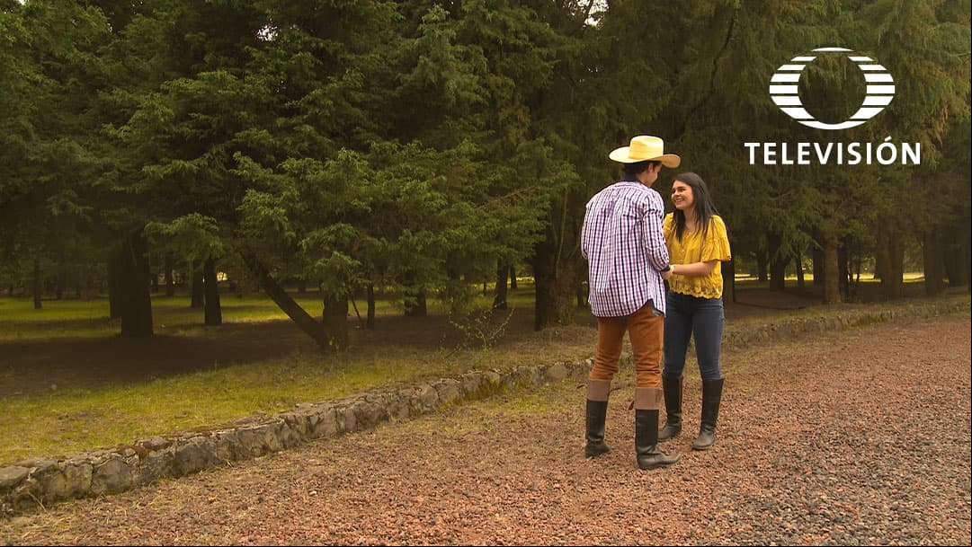 Rosa (Estefanía Rios) y Francisco de Dios (César Romero) viven un amor imposible, porque él es el peón de la hacienda y ella la hija del patrón.