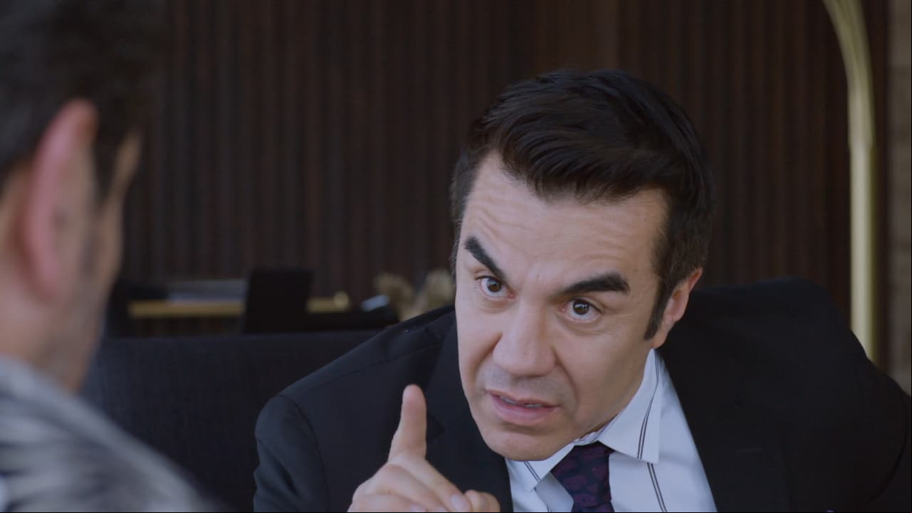 Golpes de suerte. ¿Te acuerdas cuando todos pensaron que, ‘Toño’ en el lugar de ‘Ricardo’, había perdido todas las acciones de la empresa? La fortuna hizo que todo se volteara su favor, y lograra el negocio más arriesgado y millonario de las empresas Reyes Alonso.