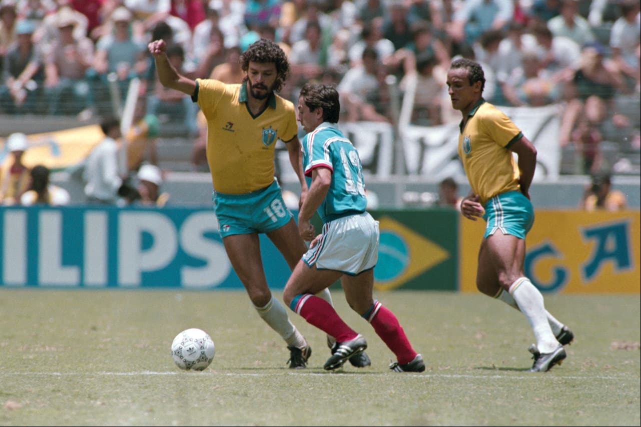 1. Sçocrates participó en tres Mundiales. En Argentina 1978 se fue eliminado por un resultado polémico de Argentina sobre Perú. En España 1982 y México 1986 grandes selecciones del momento sacaron a Brasil: Italia y Francia.