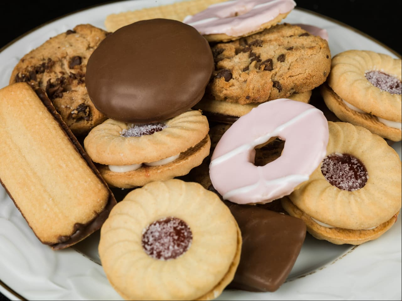 Galletas. Aumentan la presión arterial o enfermedades respiratorias. Si lo que quieres es azúcar, opta por frutas con vitamina C y E.
