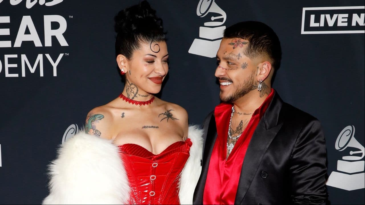 Cazzu y Christian Nodal muy enamorados en alfombra roja