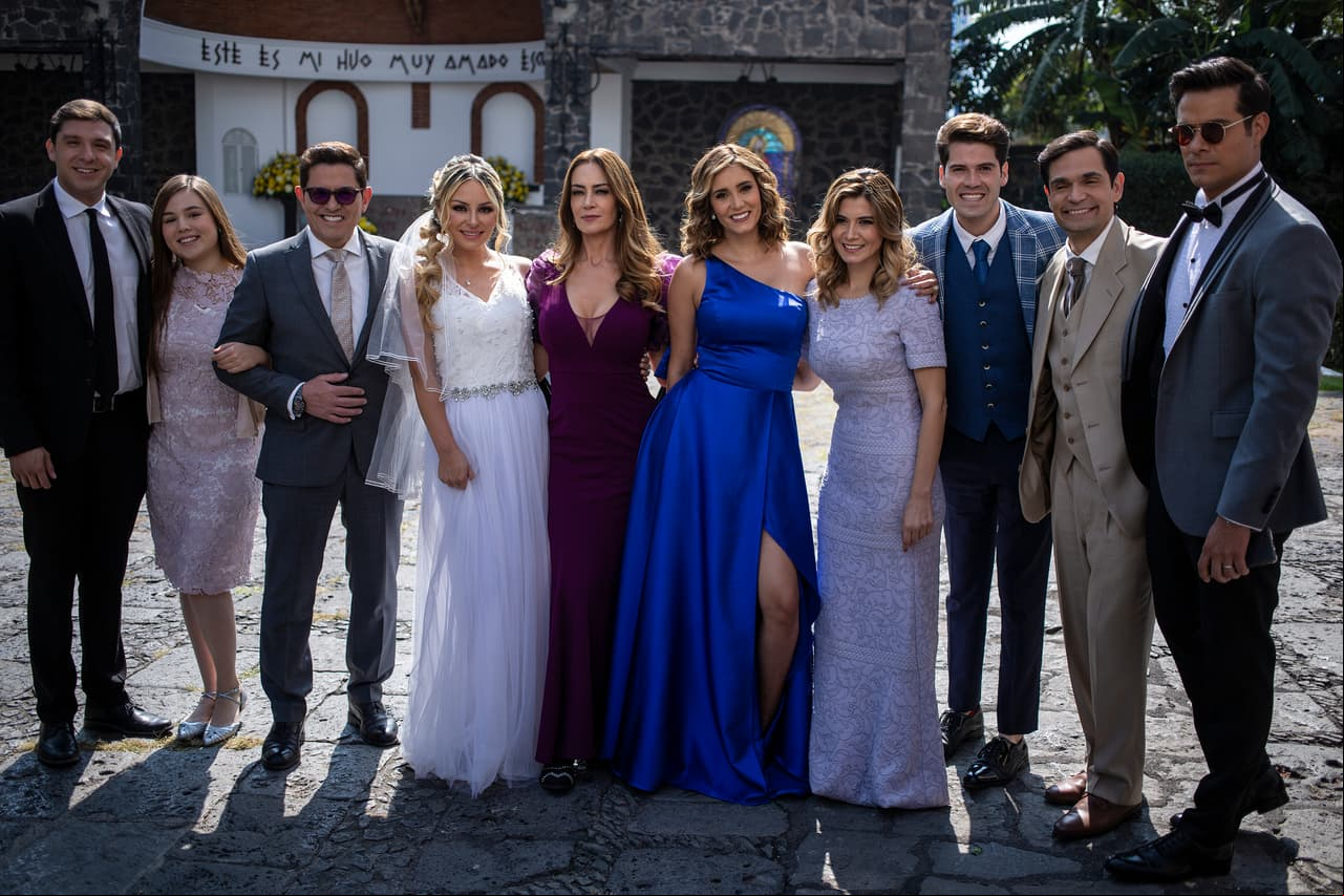 Todos los invitados a la ceremonia religiosa posaron con los novios.