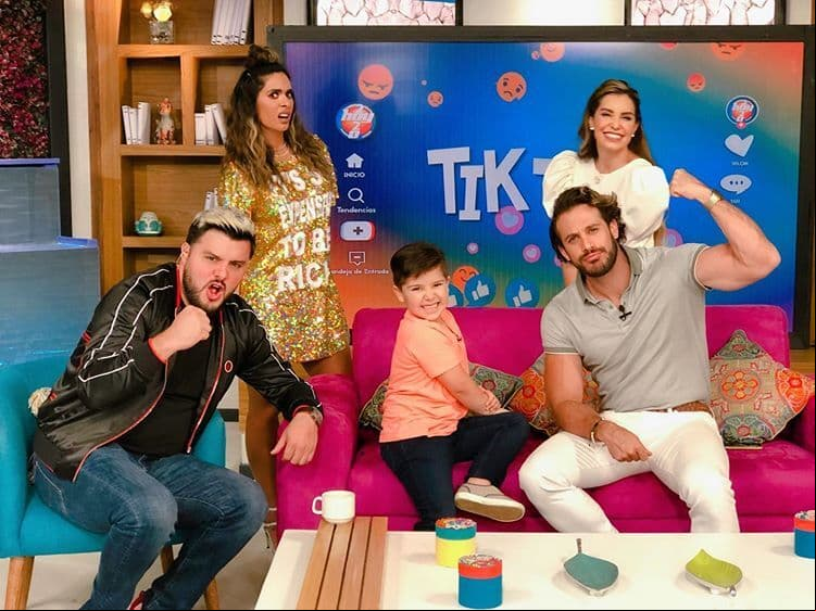Leo Herrera regresa a conducir el programa Hoy y así presume su divertido cambio de look