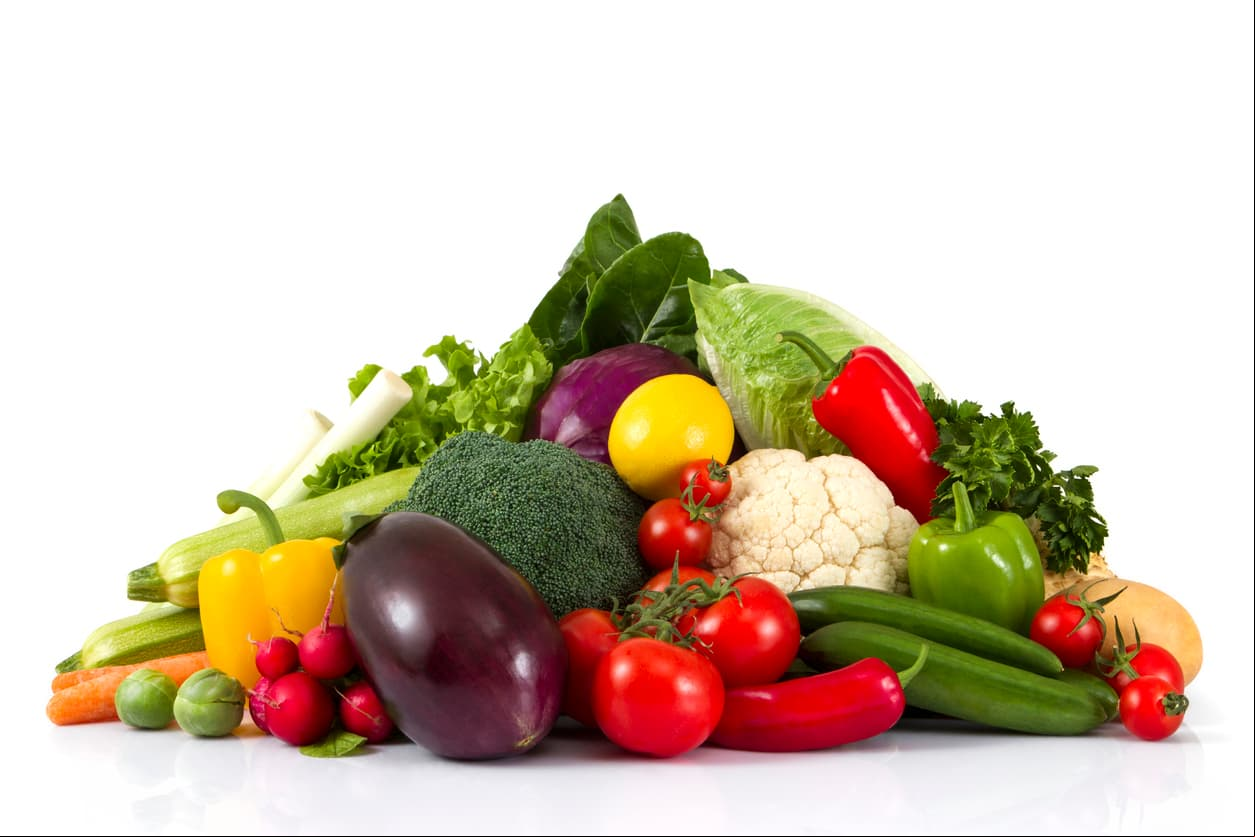 1.- Aumenta tu consumo de verduras. Intenta comer poco a poco una taza, hasta que logres el consumo de 2 a 3 tazas diarias. Procura variarlas para no aburrirte. También las puedes tomar en jugo.
