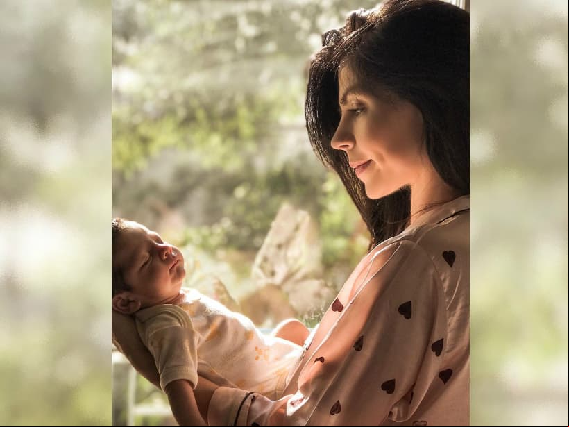 África Zavala publica nuevas imágenes de la primera sesión de fotos de su hijo: “Nuestro modelo”