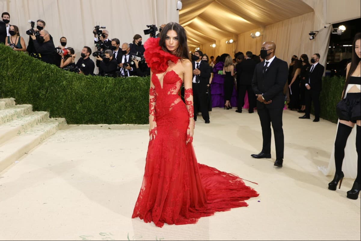 Emily Ratajkowski fue otra de las famosas que apostó por el color rojo con un impresionante vestido de Vera Wang.