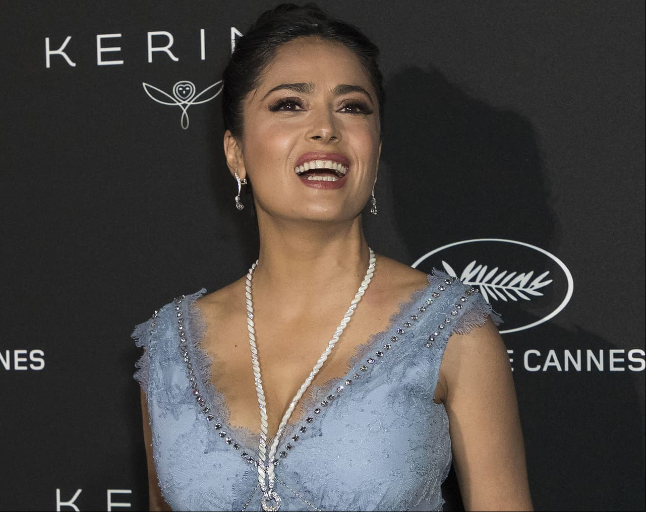 Salma Hayek enloquece las redes al lucir envidiable figura en la playa a sus 54 años: ‘Impactante’