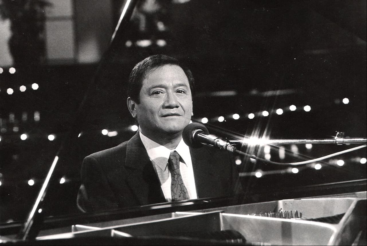 La mañana de este lunes 28 de diciembre, el mundo del espectáculo se vistió de luto con la irreparable pérdida del cantante y compositor Armando Manzanero, quien murió a los 86 años de edad a causa de complicaciones derivadas por Covid-19. A continuación, recordamos la vida del hombre que dedicó su vida a cantarle al amor.
