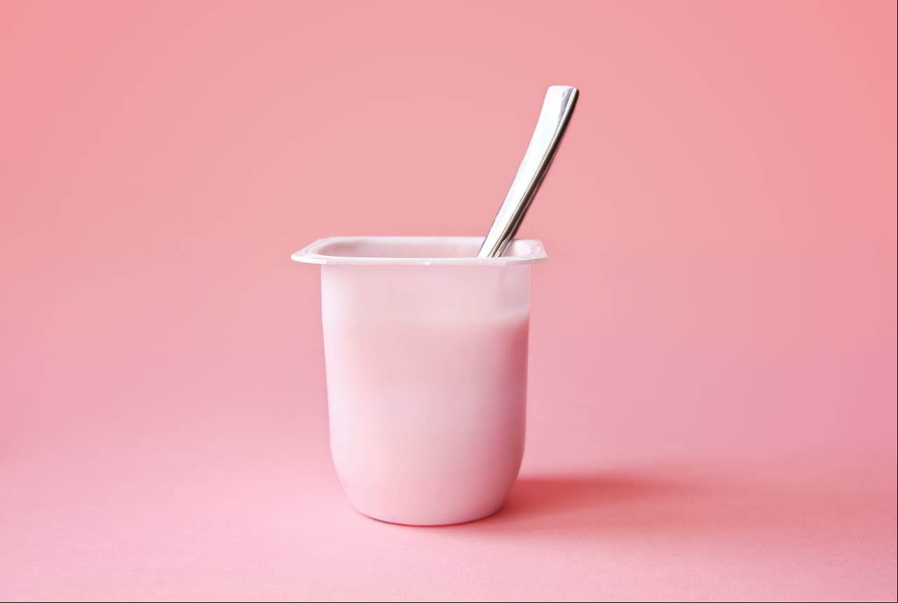 Yogurt. Los altos niveles de azúcares que contiene se acumulan en el abdomen. Además, envejecen la piel.