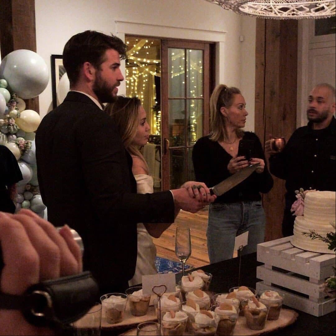 Los novios fueron fotografiados por Billy Ray Cyrus, justo cuando estaban a punto de partir el pastel.