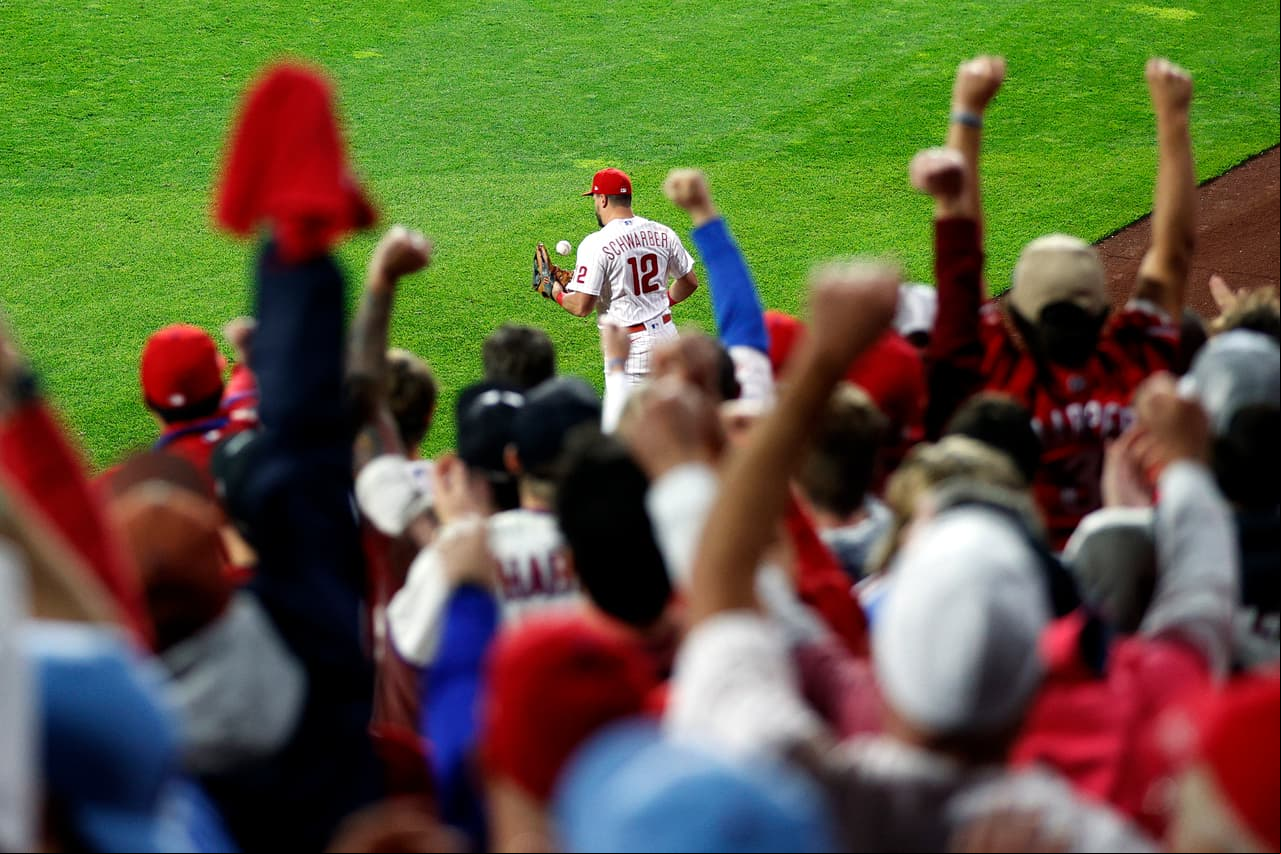 Los aficionados reaccionan cuando Kyle Schwarber hace una atrapada para un out contra los Astros de Houston durante la tercera entrada.